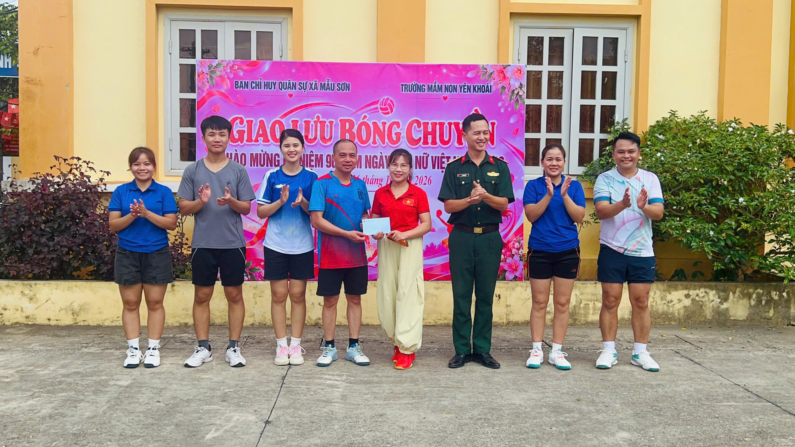 Giao lưu bóng chuyền kỷ niệm 96 năm ngày Phụ nữ Việt Năm 20/10