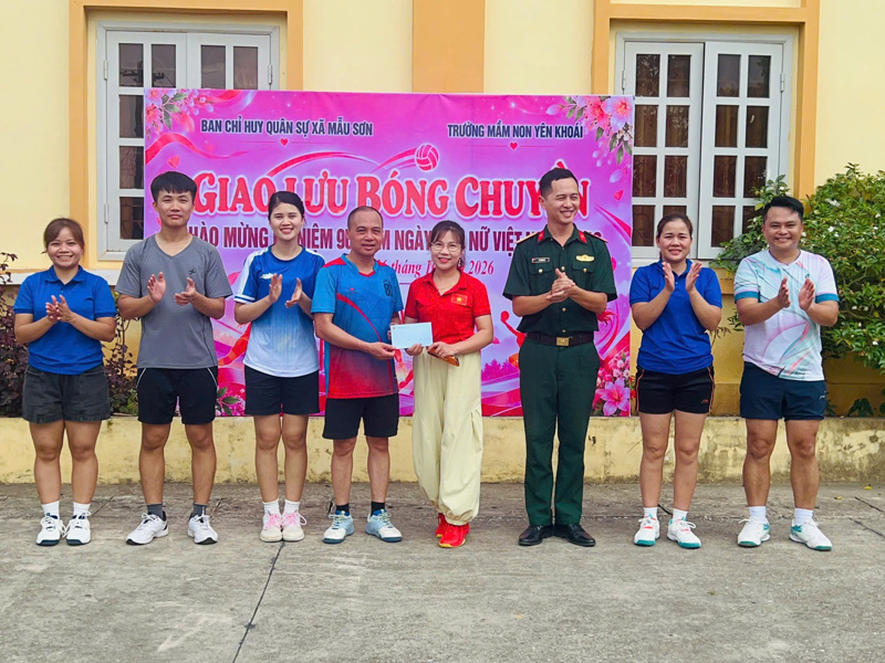 Giao lưu bóng chuyền kỷ niệm 96 năm ngày Phụ nữ Việt Năm 20/10